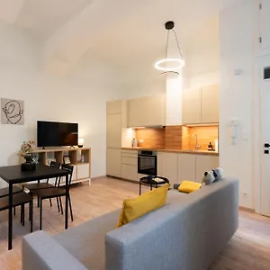 apt-eclectic-and-design-duplex-in.praguehotelsweb.com/